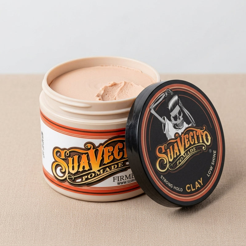 Suavecito Clay Pomade - öppen burk med innehåll