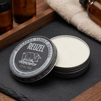 Reuzel Extreme Hold Matte Pomade - open blik met zichtbare inhoud, deksel op leisteen
