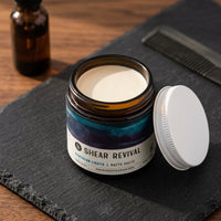 Shear Revival Northern Lights Matte Paste - open potje met witte textuur en kam