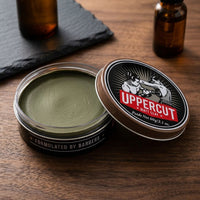 Uppercut Clay - open blik met kleiachtige inhoud op leisteen, close-up