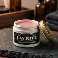 Layrite Superhold Pomade - open pot met roze textuur op leisteen