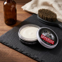 Uppercut Featherweight - open blik met borstel en flesje op leisteen