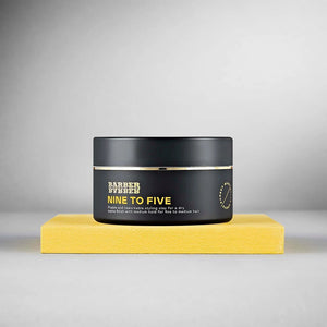 BARBER BARBER Nine To Five Medium Hold Styling Clay 100g, svart burk på gult block, grå studio