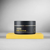 BARBER BARBER Nine To Five Medium Hold Styling Clay 100g - zwart potje op geel blok, grijze studio