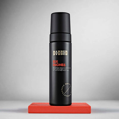 BARBER BARBER Six Inches Weightless Texture Foam 200ml - pompfles op rood blok, grijze studio