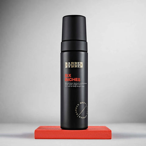 BARBER BARBER Six Inches Weightless Texture Foam 200ml - pompfles op rood blok, grijze studio