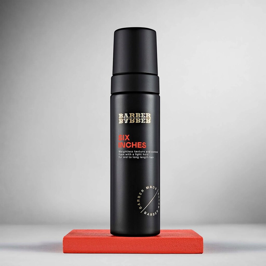 BARBER BARBER Six Inches Weightless Texture Foam 200ml, pumpflaska på rött block, grå studio