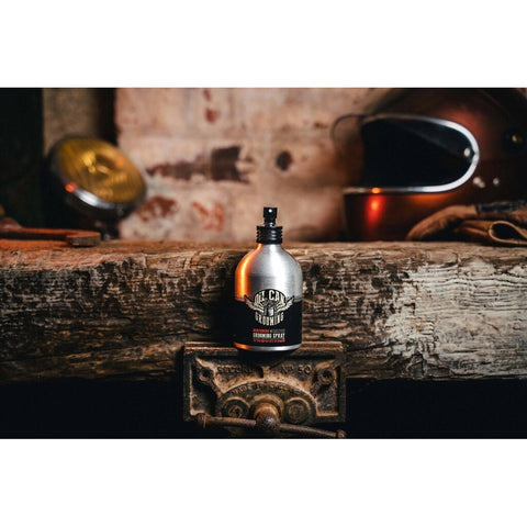 Oil Can Grooming Benchmark Grooming Spray - fles op houten balk in vintage werkplaats