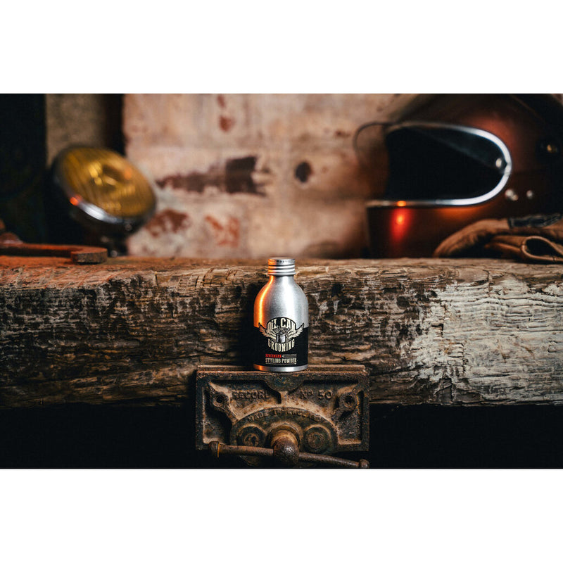 Oil Can Grooming Benchmark Styling Powder - busje op houten balk in werkplaats