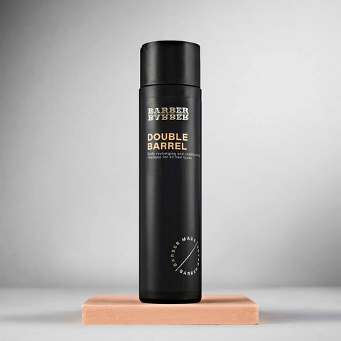 BARBER BARBER Double Barrel Shampoo 200ml - zwarte fles vooraanzicht op leren blok, grijze studio