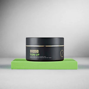 BARBER BARBER Ton Up Water-Based Pomade 100g, svart burk på grönt block, grå studio