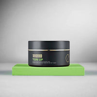 BARBER BARBER Ton Up Water-Based Pomade 100g - zwart potje op groen blok, grijze studio