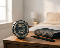 Reuzel Concrete Hold Matte Pomade - blik op nachtkastje bij bed en kam