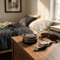 Uppercut Clay - blik op nachtkastje bij bed, zonnebril en horloge