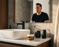 Suavecito Firme Hold Pomade - pot op marmeren wastafel met spiegel