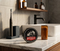 Uppercut Texture Cream - potje op marmeren wastafelblad bij zwarte kraan