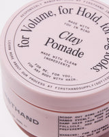 Firsthand Supply Clay Pomade - close-up van deksel en gebruiksaanwijzing