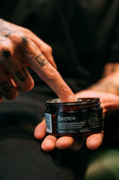 Bullfrog Strong Adhesion Matte Wax - vinger neemt wax uit open pot