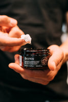 Bullfrog Strong Adhesion Matte Wax - hand met witte wax boven open pot