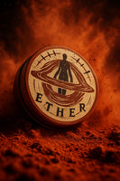 By Elementum Ether Hybrid Matte Clay - pot met deksel omhoog tussen opstuivend oranje poeder