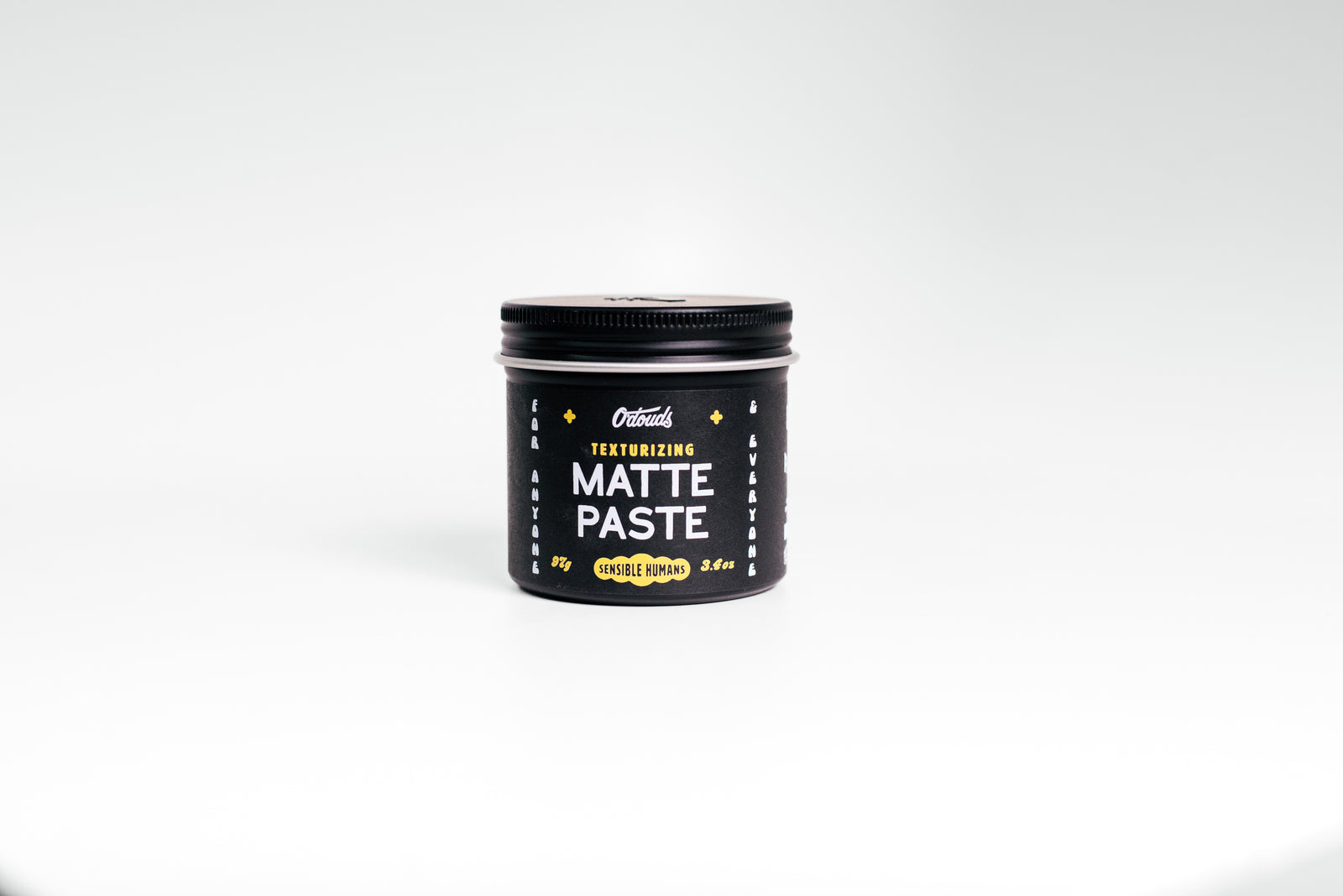 O'Douds Matte Paste - svart burk med gula bokstäver och lock, sedd framifrån