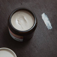 Shear Revival Loyal Sea Clay Styling Balm - open potje met romige textuur en veeg ernaast