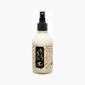 By Elementum Aura Sea Salt Spray, framifrån av sprayflaska med kristalletikett på vit bakgrund