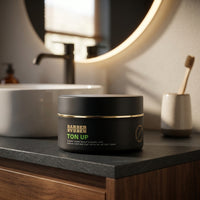 BARBER BARBER Ton Up Pomade 100g - potje op donkere wastafel bij ronde spiegel en waskom