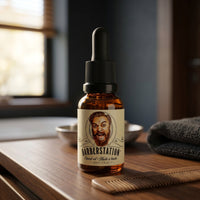Barberstation Baardolie - flesje 30 ml op houten tafel met kam en handdoek