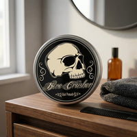 Bone Crusher Pomade - blik op houten kast naast spiegel en handdoek
