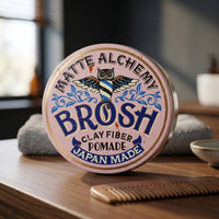 BROSH Clay Fiber Pomade - deksel bovenaanzicht op houten plank met kam