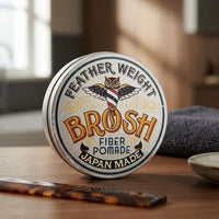BROSH Original Fiber Pomade - gesloten blik rechtop op houten kaptafel met kam