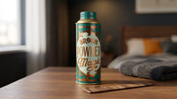 BROSH Styling Powder - strooibusje op houten kaptafel met kam en slaapkamer erachter