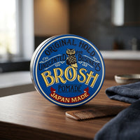 BROSH Unscented Original Hold Pomade - gesloten blik op kaptafel met kam en doek
