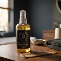 Crown Shaving Co. Grooming Spray - sprayfles op houten kaptafel met kam en handdoek