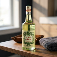 Ed. Pinaud Eau de Cologne - groene fles op badkamermeubel met houten tray en handdoek
