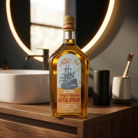Ed. Pinaud Virgin Island Bay Rum - fles op houten blad in badkamer met verlichte spiegel