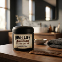 High Life Awesome Beard Cream - potje 125 g op houten tafel met kam