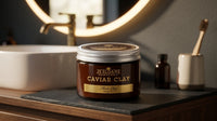 JS Sloane Caviar Clay - potje op donker dienblad voor ronde badkamerspiegel