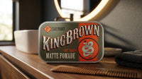 King Brown Matte Pomade - blik Dry Hold op houten tafel met kam