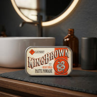 King Brown Paste Pomade - gesloten blik op badkamerwastafel bij spiegel