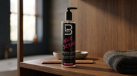 Level3 Haar Serum - pompfles op houten blad met kam en grijze handdoek