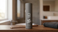 Level3 Hair Spritz - sprayfles op houten blad met kam en grijze handdoek
