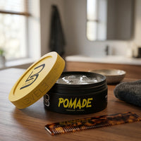 Level3 Transparant Pomade - open pot op houten blad met kam en grijze handdoek