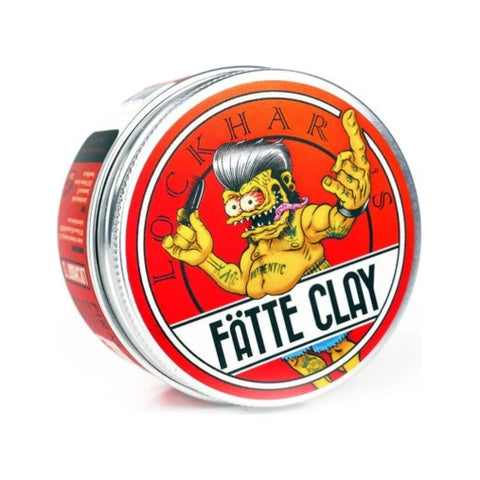 Lockhart's Fatte Clay Water Based - blik met rood etiket en cartoon-illustratie, schuin aanzicht