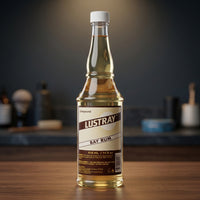 Lustray Aftershave - amberkleurige fles op houten blad in barbershop
