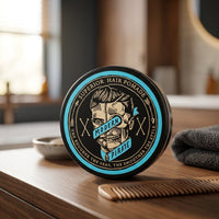 Modern Pirate Superior Hair Pomade (Blue) - staand blik op houten tafel met kam