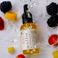 By Elementum Mollis Floral Beard Oil - flat-lay met vers fruit