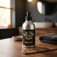 Oil Can Grooming Benchmark Grooming Spray - fles in badkamer met spiegel en kam