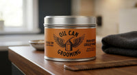 Oil Can Grooming Grease Pomade - potje in badkamer met kam en handdoek